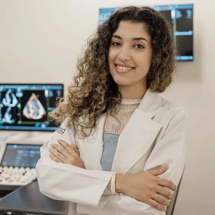Veterinária da Lessa ao lado do aparelho de ultrassom
