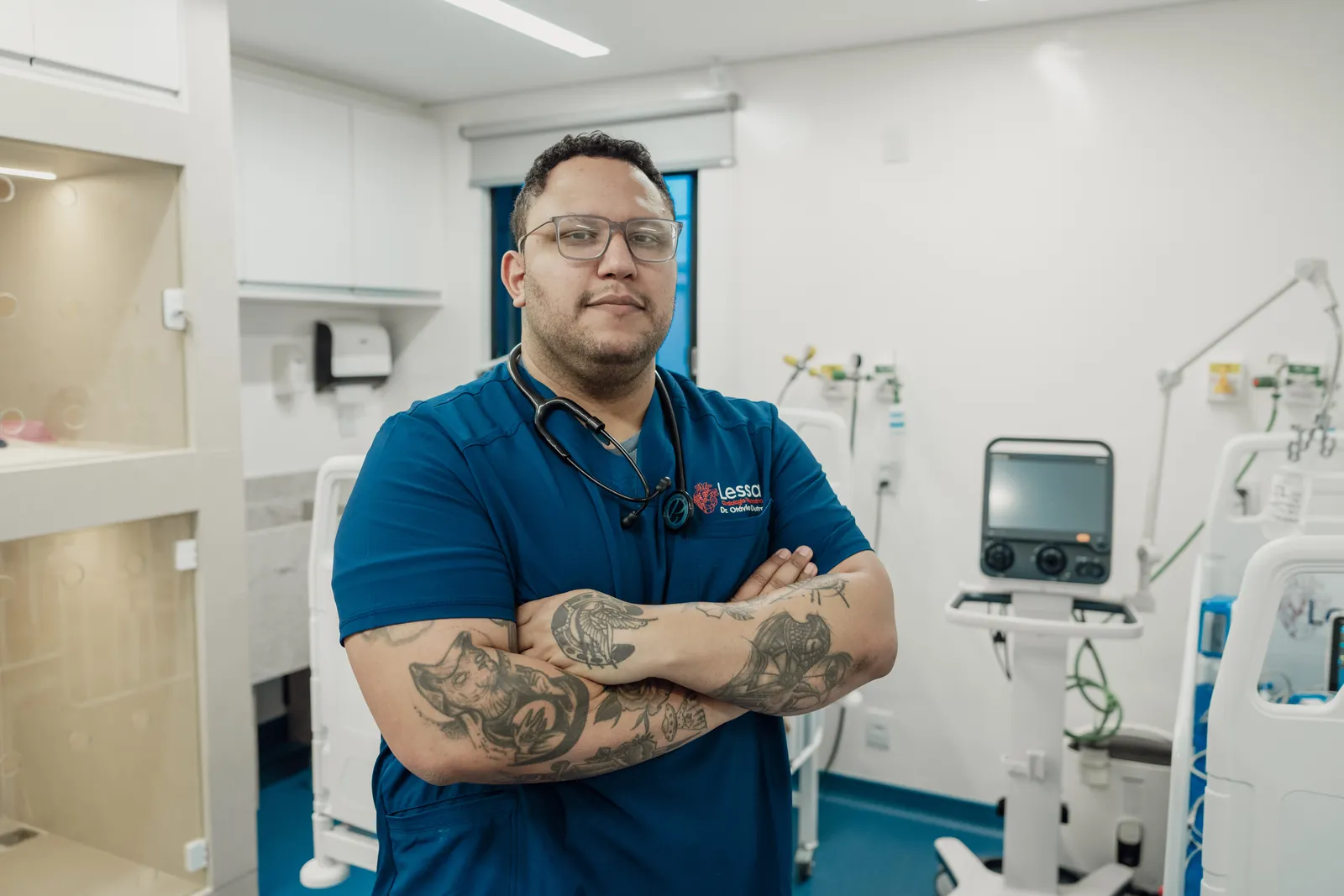 Profissional da Lessa na sala de internação, ao lado dos equipamentos de UTI